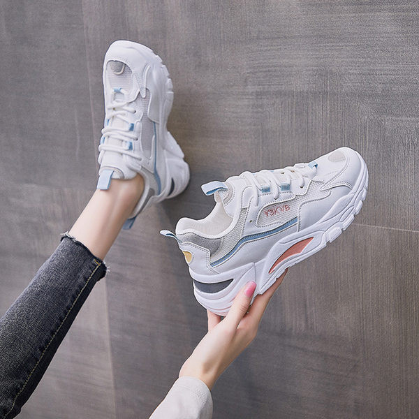 Sieviešu kedas ar biezām zolēm un uzrakstu