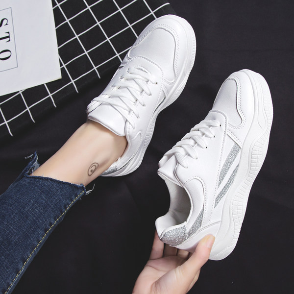 Sieviešu kedas baltas ar spīdīgiem elementiem