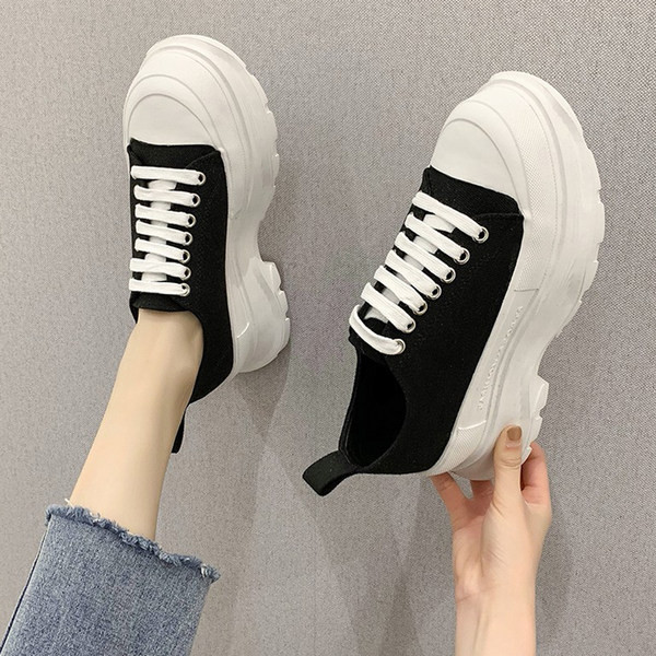 Ikdienas kedas ar augstām zolēm un šņorēm