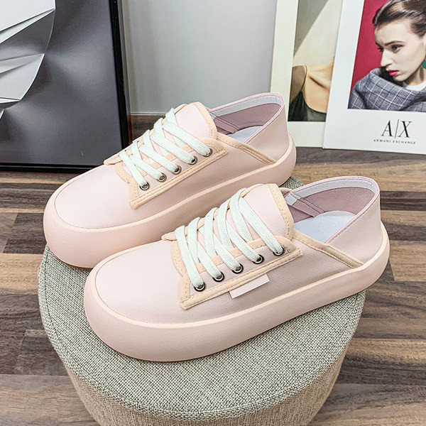 Sieviešu kedas ar mežģīnēm rozā un baltā krāsā