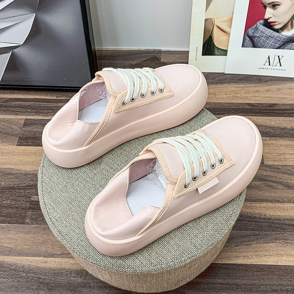 Sieviešu kedas ar mežģīnēm rozā un baltā krāsā