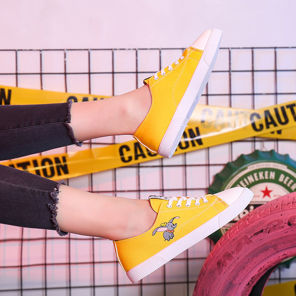 Sieviešu tekstila kedas ar plakanu zoli un aplikāciju