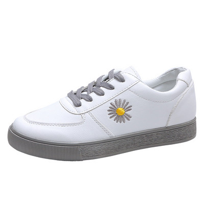 Sieviešu kedas ar plakanu zoli un ziedu izšuvumu