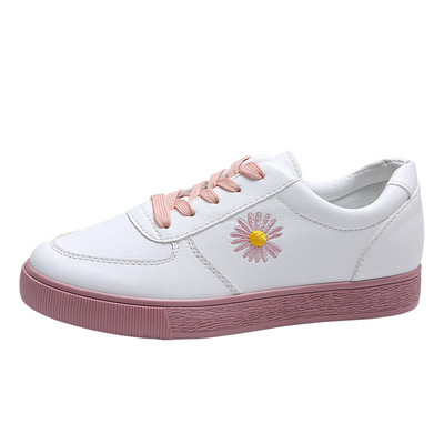 Sieviešu kedas ar plakanu zoli un ziedu izšuvumu