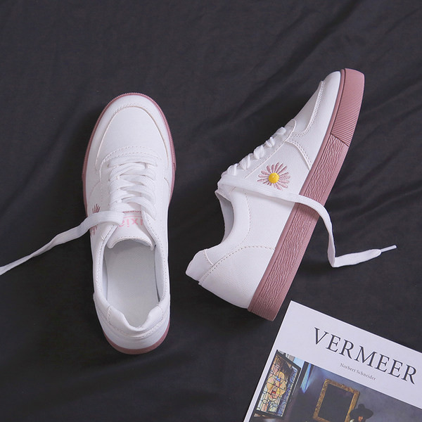 Sieviešu kedas ar plakanu zoli un ziedu izšuvumu