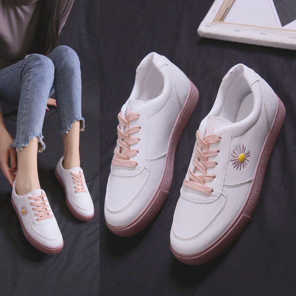 Sieviešu kedas ar plakanu zoli un ziedu izšuvumu