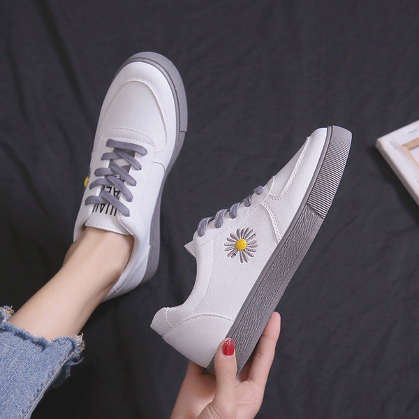 Sieviešu kedas ar plakanu zoli un ziedu izšuvumu