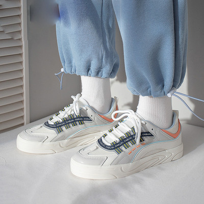 Jauns sieviešu kedu modelis ar plakanu zoli - divu krāsu