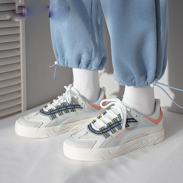 Jauns sieviešu kedu modelis ar plakanu zoli - divu krāsu