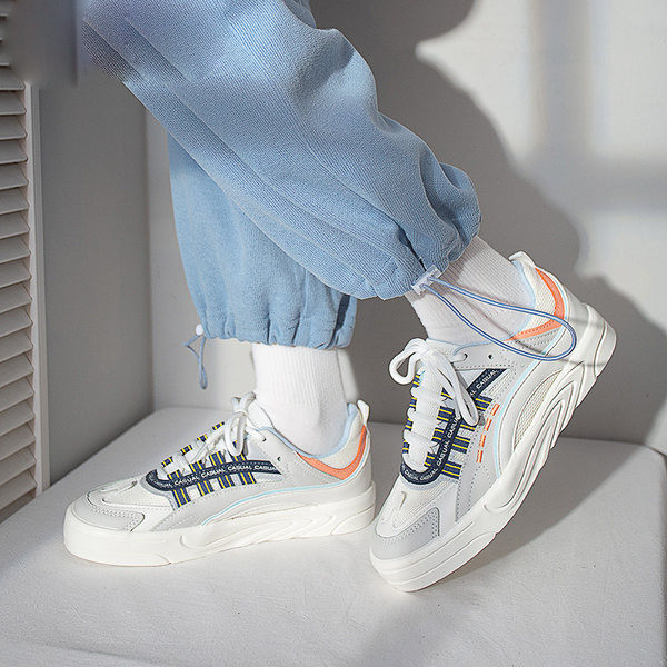 Jauns sieviešu kedu modelis ar plakanu zoli - divu krāsu