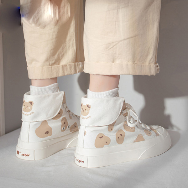 Model nou de adidasi inalti de dama cu aplicatie