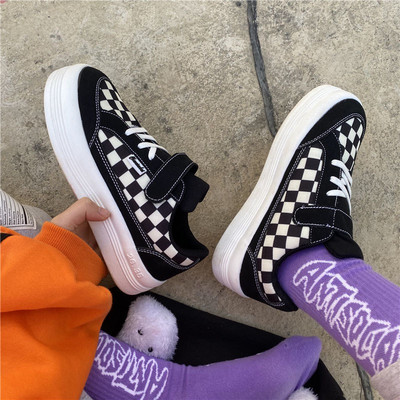 Adidași damă în carouri cu autocolante alb-negru