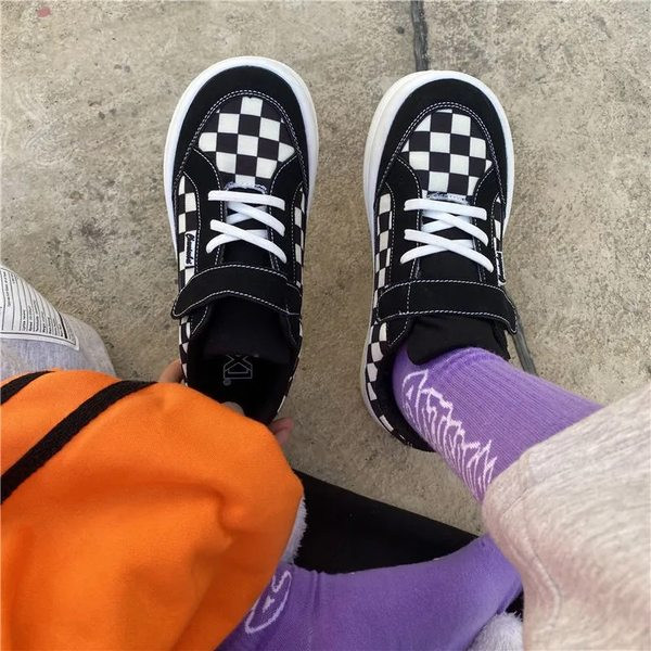 Adidași damă în carouri cu autocolante alb-negru