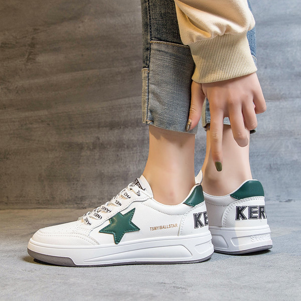 Sieviešu kedas ar zvaigžņu izšuvumu un plakanu zoli