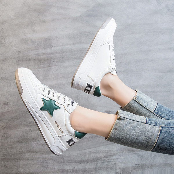 Sieviešu kedas ar zvaigžņu izšuvumu un plakanu zoli