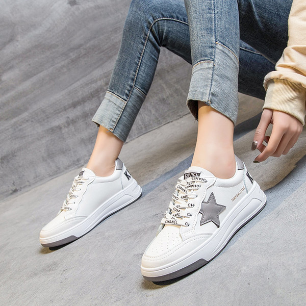 Sieviešu kedas ar zvaigžņu izšuvumu un plakanu zoli