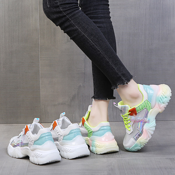 Jauns sieviešu kedu modelis ar šņorēm un augsto zoli - divu krāsu