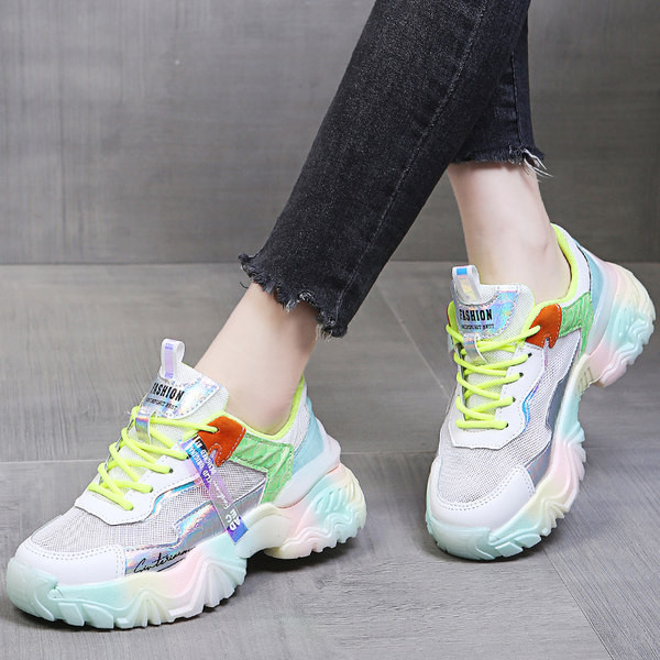 Jauns sieviešu kedu modelis ar šņorēm un augsto zoli - divu krāsu