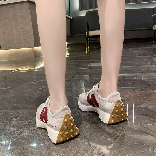 Γυναικεία αθλητικά παπούτσια με επίπεδη σόλα και κορδόνια