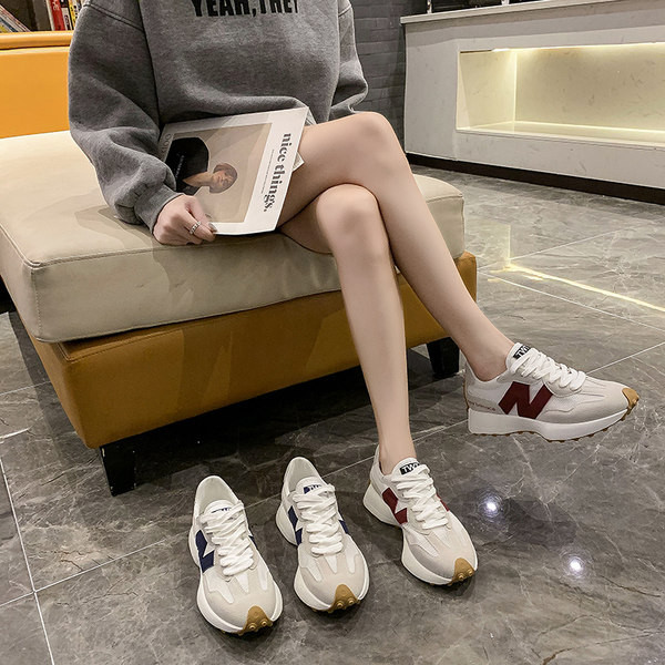 Γυναικεία αθλητικά παπούτσια με επίπεδη σόλα και κορδόνια