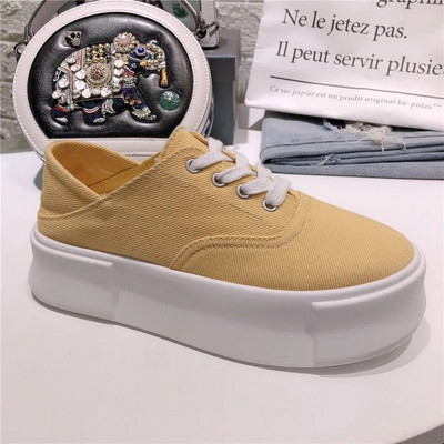 Tekstila kedas ar šņorēm un plakanu platformu