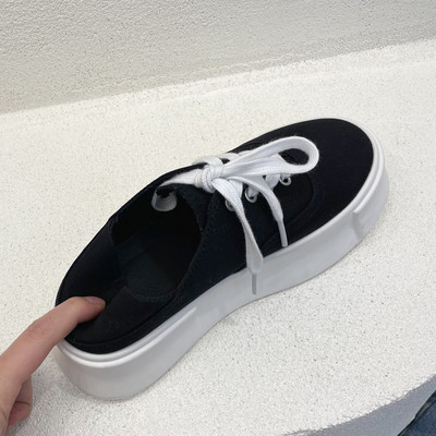 Tekstila kedas ar šņorēm un plakanu platformu