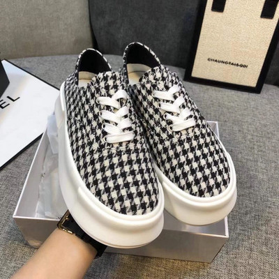 Tekstila kedas ar šņorēm un plakanu platformu