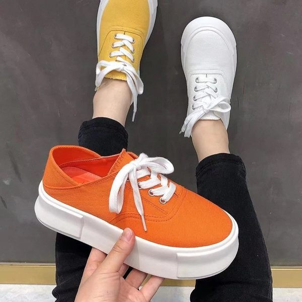 Tekstila kedas ar šņorēm un plakanu platformu