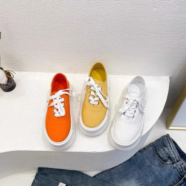 Tekstila kedas ar šņorēm un plakanu platformu