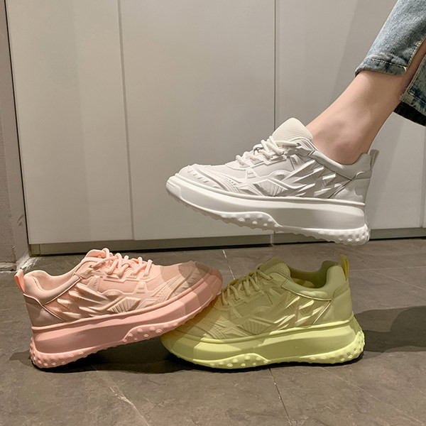 Modernas elpojošas kedas ar šņorēm