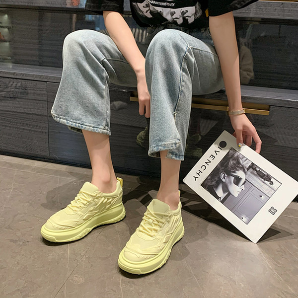 Modernas elpojošas kedas ar šņorēm