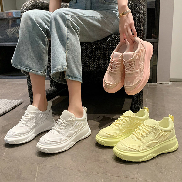 Modernas elpojošas kedas ar šņorēm