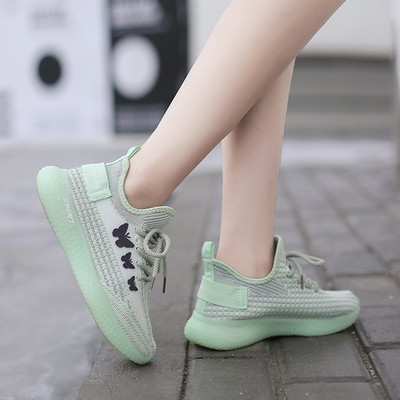 Sieviešu kedas ar aplikācijām un šņorēm