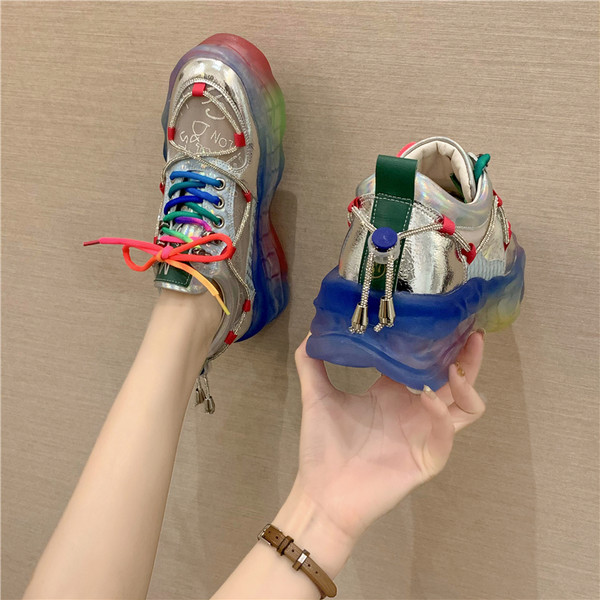 Model nou de adidasi de dama cu cravate colorate si broderie