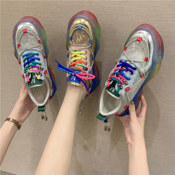 Model nou de adidasi de dama cu cravate colorate si broderie