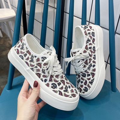 Modernas sieviešu kedas ar aplikāciju un šņorēm - baltas un melnas