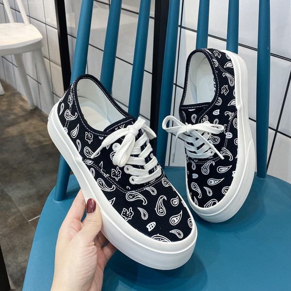 Modernas sieviešu kedas ar aplikāciju un šņorēm - baltas un melnas