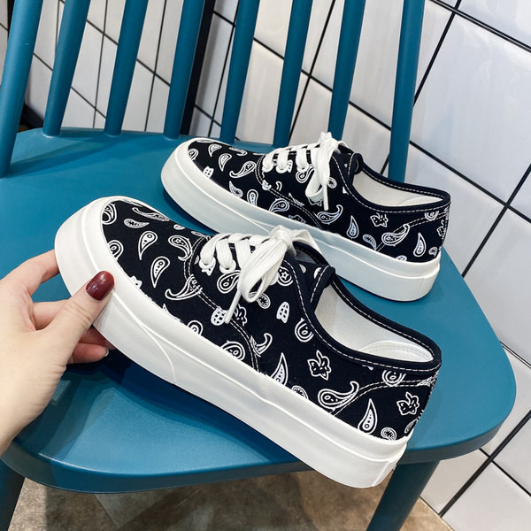 Modernas sieviešu kedas ar aplikāciju un šņorēm - baltas un melnas