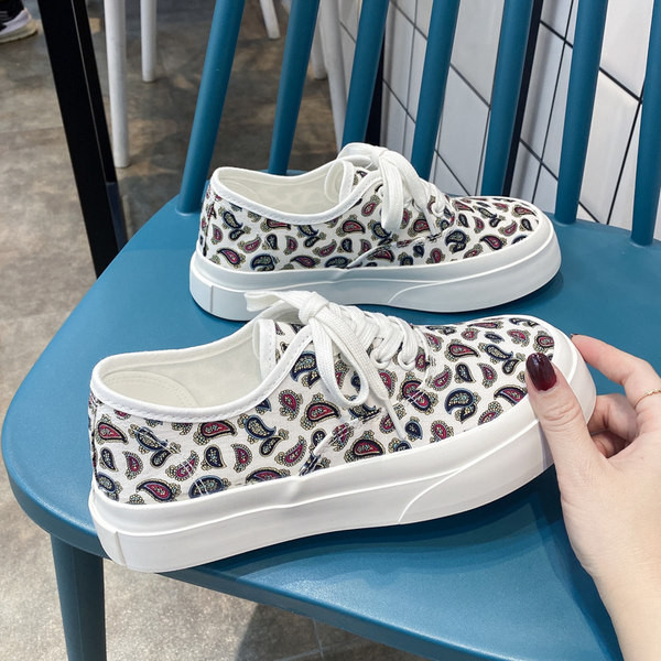 Modernas sieviešu kedas ar aplikāciju un šņorēm - baltas un melnas