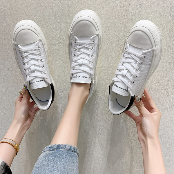 Tīkla sieviešu kedas ar plakanām zolēm un šņorēm