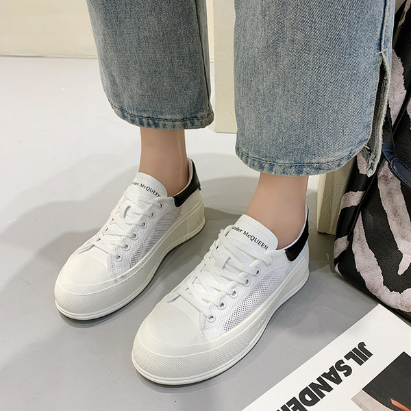 Tīkla sieviešu kedas ar plakanām zolēm un šņorēm