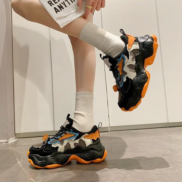 Adidasi de dama cu sireturi si inscriptii in doua culori