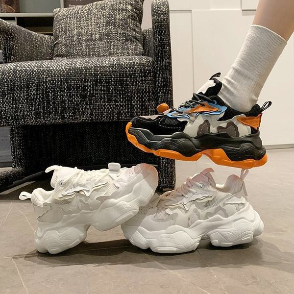 Adidasi de dama cu sireturi si inscriptii in doua culori