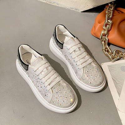 Sieviešu kedas ar plakanām zolēm un akmeņiem