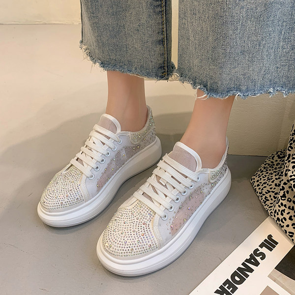 Sieviešu kedas ar plakanām zolēm un akmeņiem