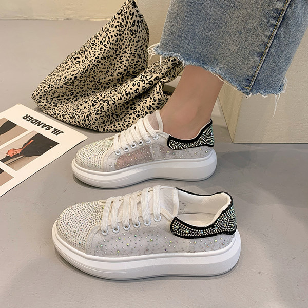 Sieviešu kedas ar plakanām zolēm un akmeņiem