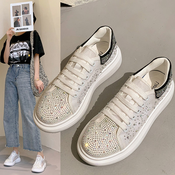 Sieviešu kedas ar plakanām zolēm un akmeņiem