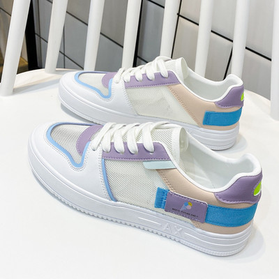 Jauns krāsainu sieviešu kedu modelis ar šņorēm un plakanu zoli