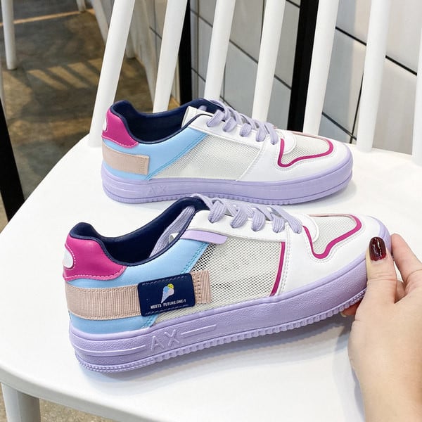 Jauns krāsainu sieviešu kedu modelis ar šņorēm un plakanu zoli