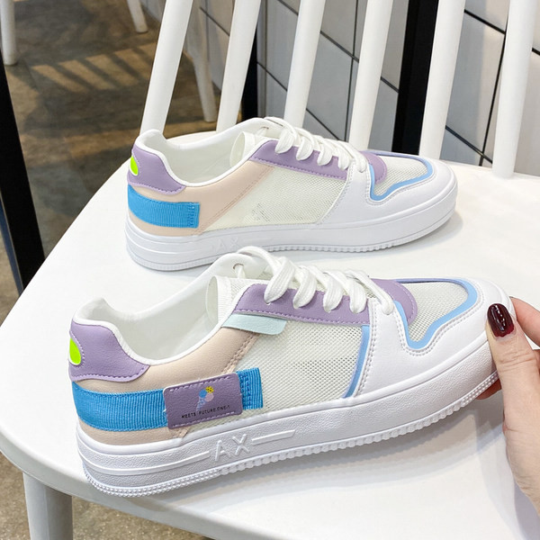 Jauns krāsainu sieviešu kedu modelis ar šņorēm un plakanu zoli